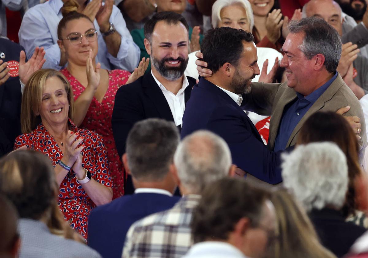 Pérez, saludado por Espadas durante el acto en un hotel de Málaga capital.