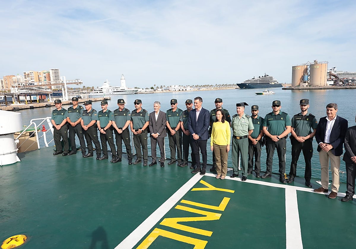 Sánchez y Grande-Marlaska junto al resto de autoridades y agentes en la cubierta de una de las patrulleras.