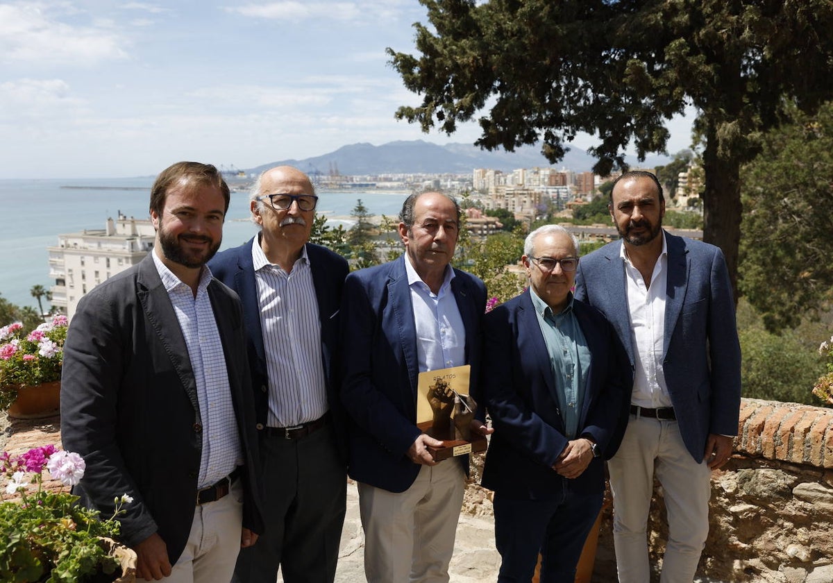 Gonzalo Armenteros, fundador de Soho Boutique Hotels; Rafael Salas, periodista y escritor; Carlos Jurado, ganador del concurso; Juan Lorenzo Collado, segundo galardonado, y Antonio Gordillo, CEO de la cadena hotelera, en la entrega de premios del concurso literario.