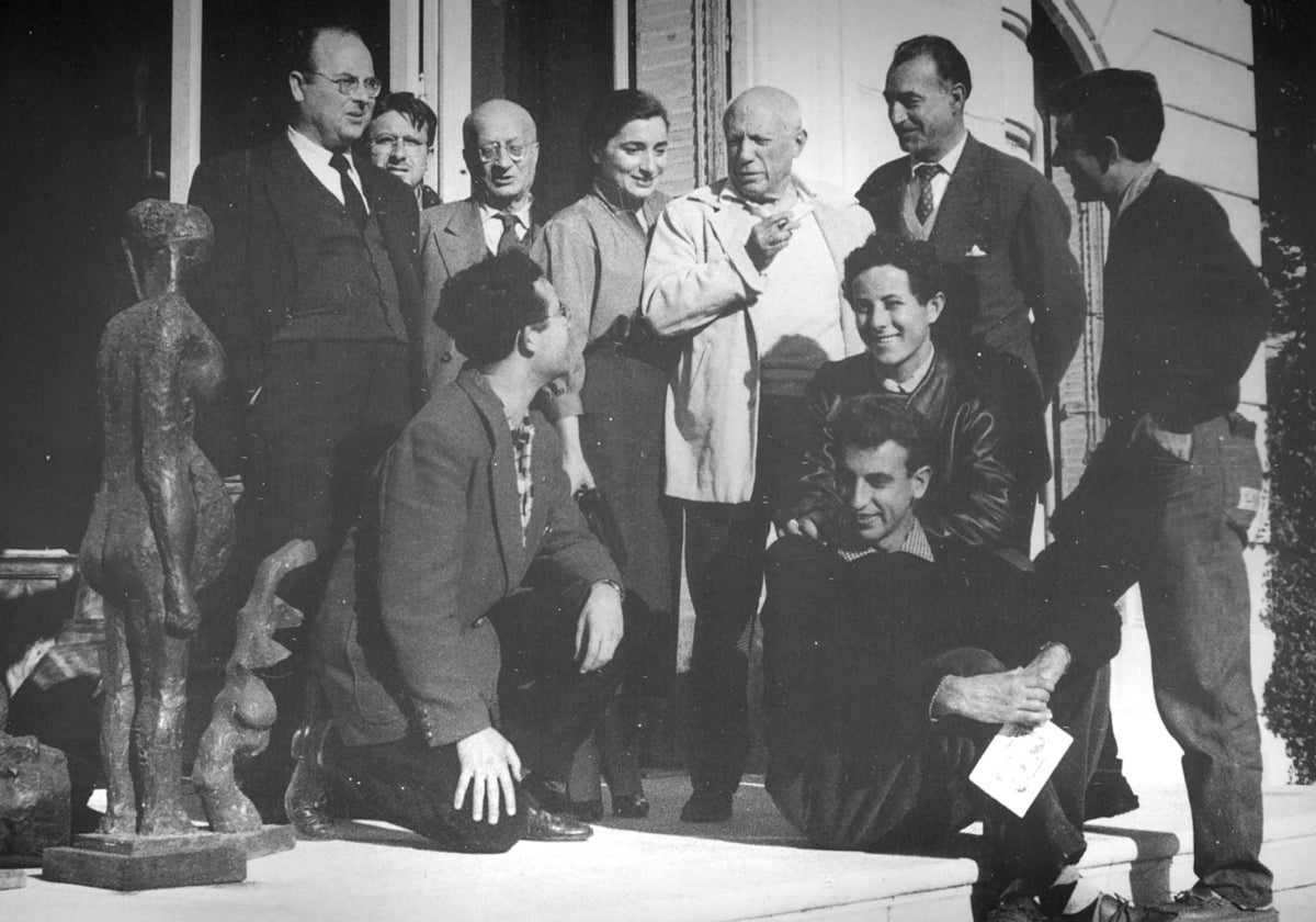 Paco Ramos, Viigilio Galán, Jaume Sabartes, Jacqueline Roque, Pablo Picasso, Ricardo Serra, Gabriel Alberca, Ramos hijo, Alfonso de Ramón y Pepe Guevara, en la visita al pintor malagueño.