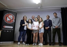 Autoridades y organizadores del proyecto, con alumnos participantes, en este caso del colegio público Manuel de Falla.