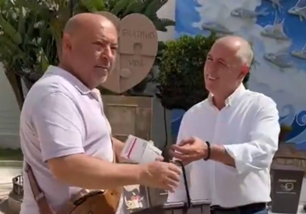 Entrega de contenedores por parte del alcalde.