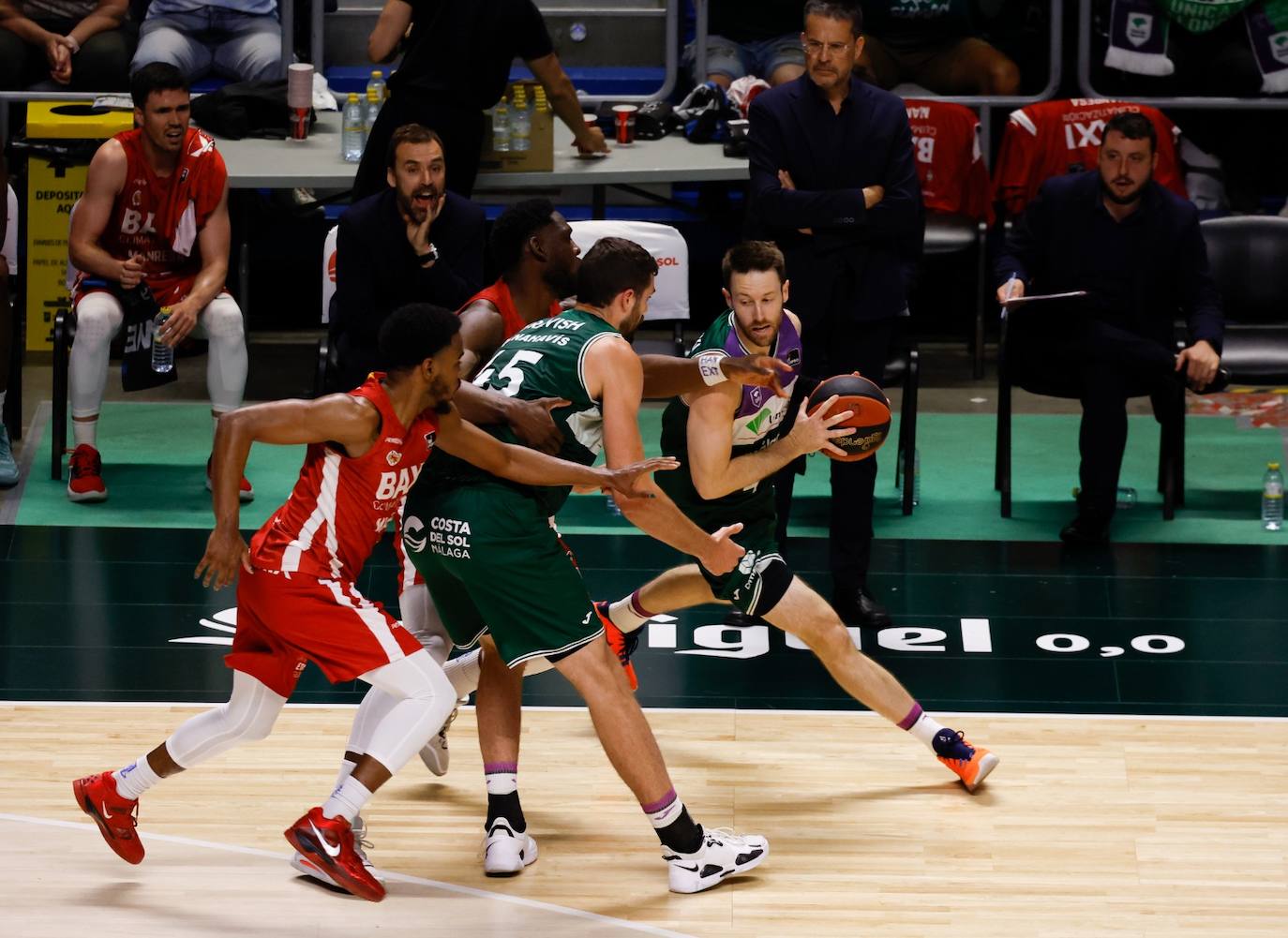 La victoria del Unicaja ante el Manresa, en imágenes