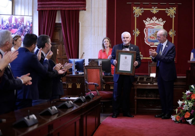 Momento en el que De la Torre le hace entrega de la distinción a Bornoy.