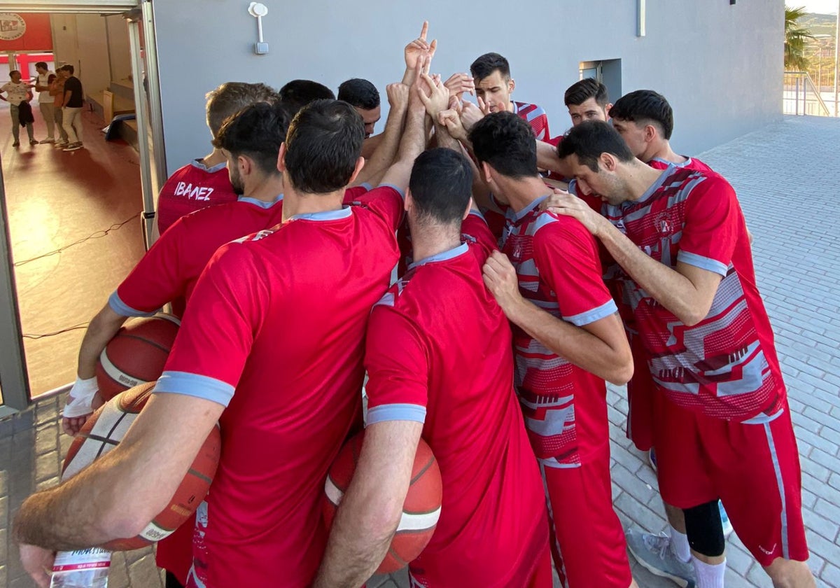 Los jugadores del Colegio El Pinar hacen piña antes de un partido.