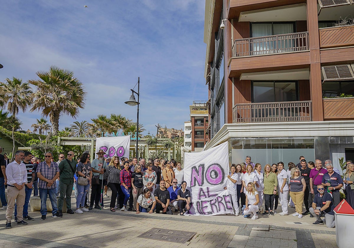 Trabajadores del hotel manifestándose contra el cierre.