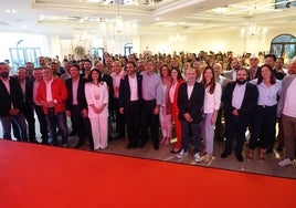 El secretario provincial de los socialistas malagueños, Dani Pérez, este jueves con los candidatos en el hotel La Viñuela.