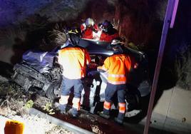 Efectivos del Consorcio Provincial de Bomberos, en el lugar del accidente.