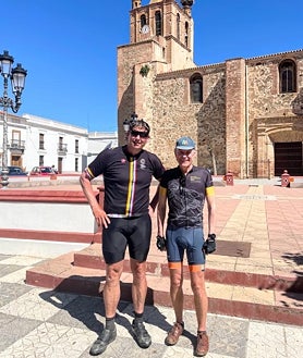 Imagen secundaria 2 - A su llegada a Casarabonela fueron recibidos por el alcalde, Antonio Campos. Sur