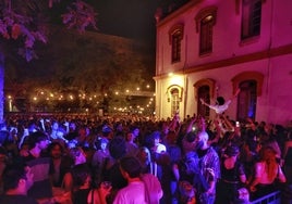 Miles de personas en la zona de Dj bailan mientras mantean a un joven, en el RED Friday del pasado viernes, en La Térmica.