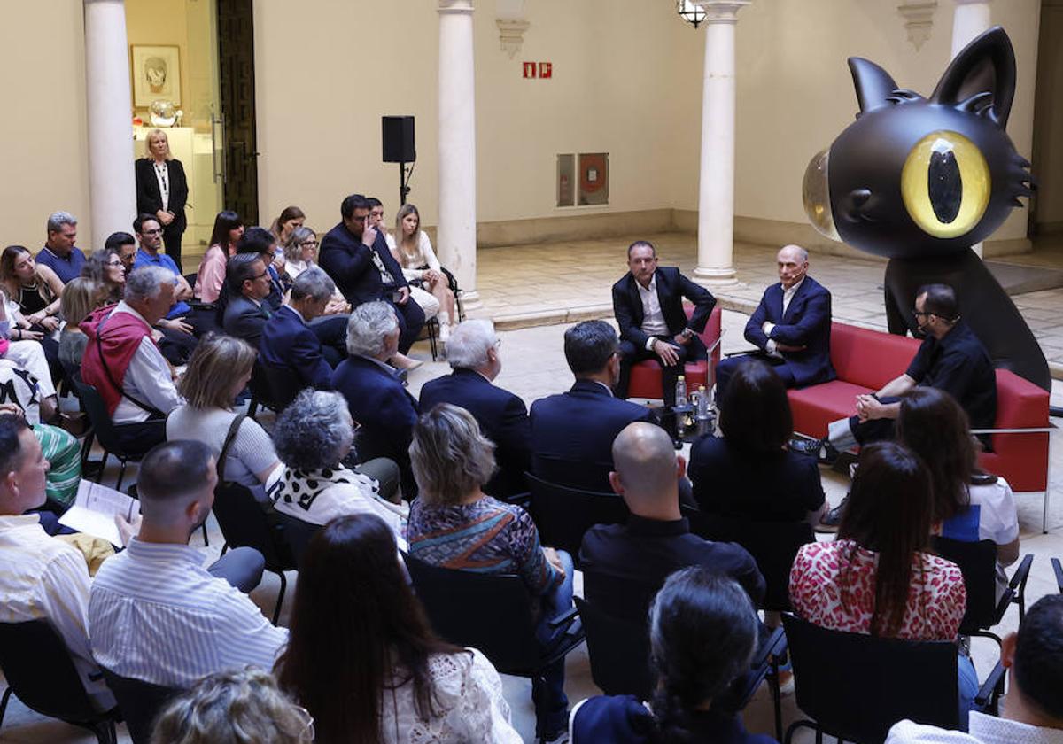 Bonita fotografía del encuentro entre Bernard Ruiz-Picasso y Javier Calleja, en el Centro Cultural Fundación Unicaja.