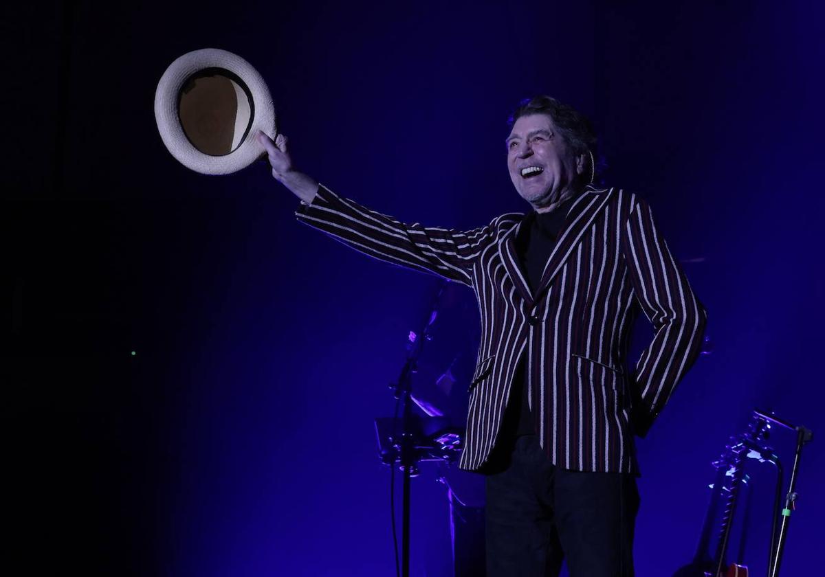 Sabina saluda con su sombrero a los asistentes al concierto