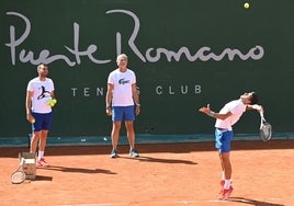 Novak Djokovic ejecuta un saque en presencia de dos de sus entrenadores, Carlos Gómez Herrera y Goran Ivanisevic.