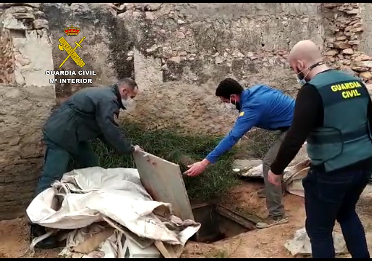 Agentes del Seprona inspeccionan un pozo en la 'operación Mizu'.