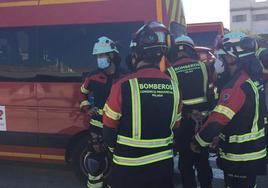 Foto de archivo de efectivos de bomberos en Málaga.