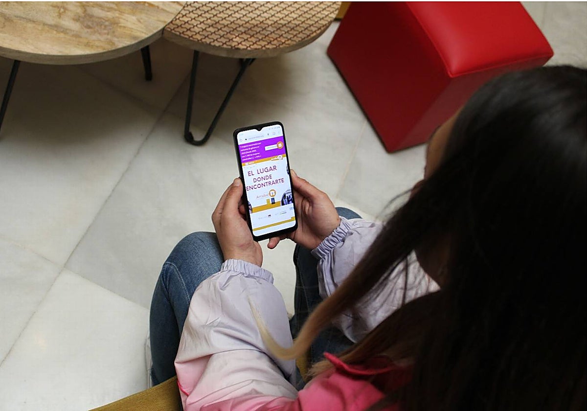 Una de las usuarias de Arrabal, que ha encontrado empleo gracias a una de las iniciativas de la asociación.