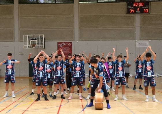 La plantilla del Trops Málaga juvenil celebra su pase al Top 8.