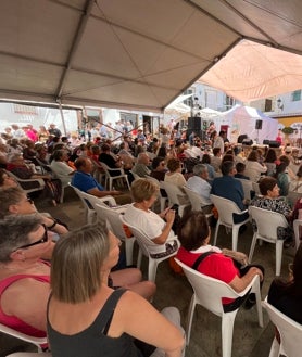 Imagen secundaria 2 - Arriba, la familia Carreira, de Vélez-Málaga, con sus cajas de nísperos; y abajo, dos imágenes de la fiesta en la plaza de Sayalonga.