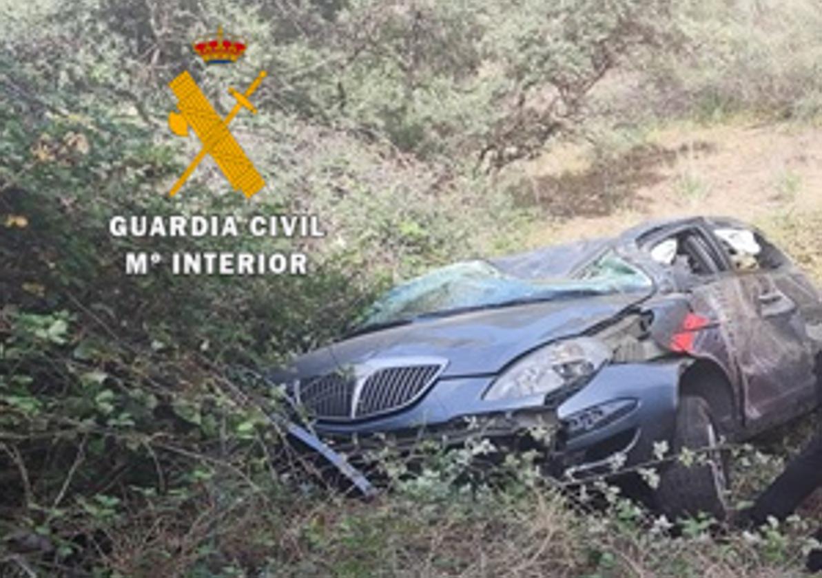 Rescatan a una mujer que quedó atrapada en su coche tras despeñarse por un desnivel en Almogía