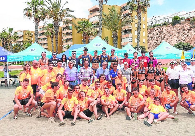 Entrega de trofeos del Campeonato de España Universitario de vóley-playa, organizado por la UMA.