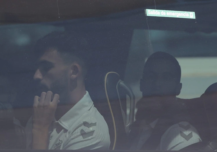Los jugadores malaguistas , en el autobús que les condujo al estadio.
