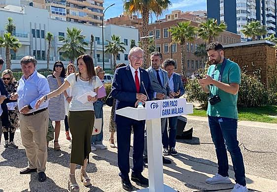 El candidato a la Alcaldía por el PP, Francisco de la Torre, junto a concejales y candidatos de su lista, delante de la sede de Google en Málaga.