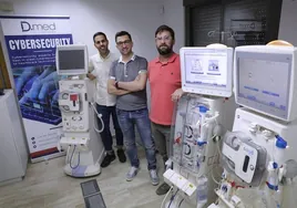 Alessando Vitiello (centro), con dos miembros del equipo de D.med Software junto a las máquinas de diálisis para las que desarrollan soluciones de ciberseguridad y conectividad.