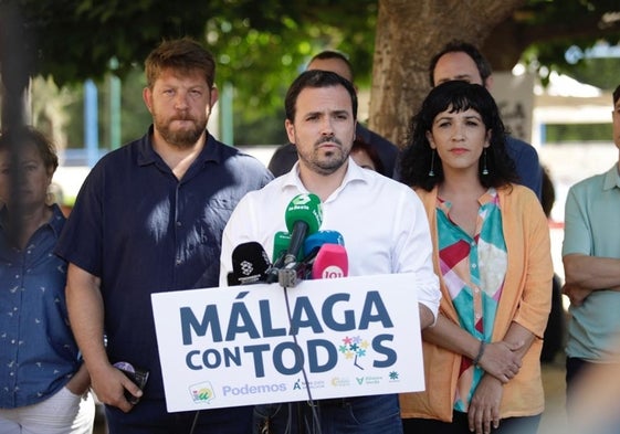 Garzón, junto a Sguiglia, Morillas y otros miembros de la lista, esta mañana.