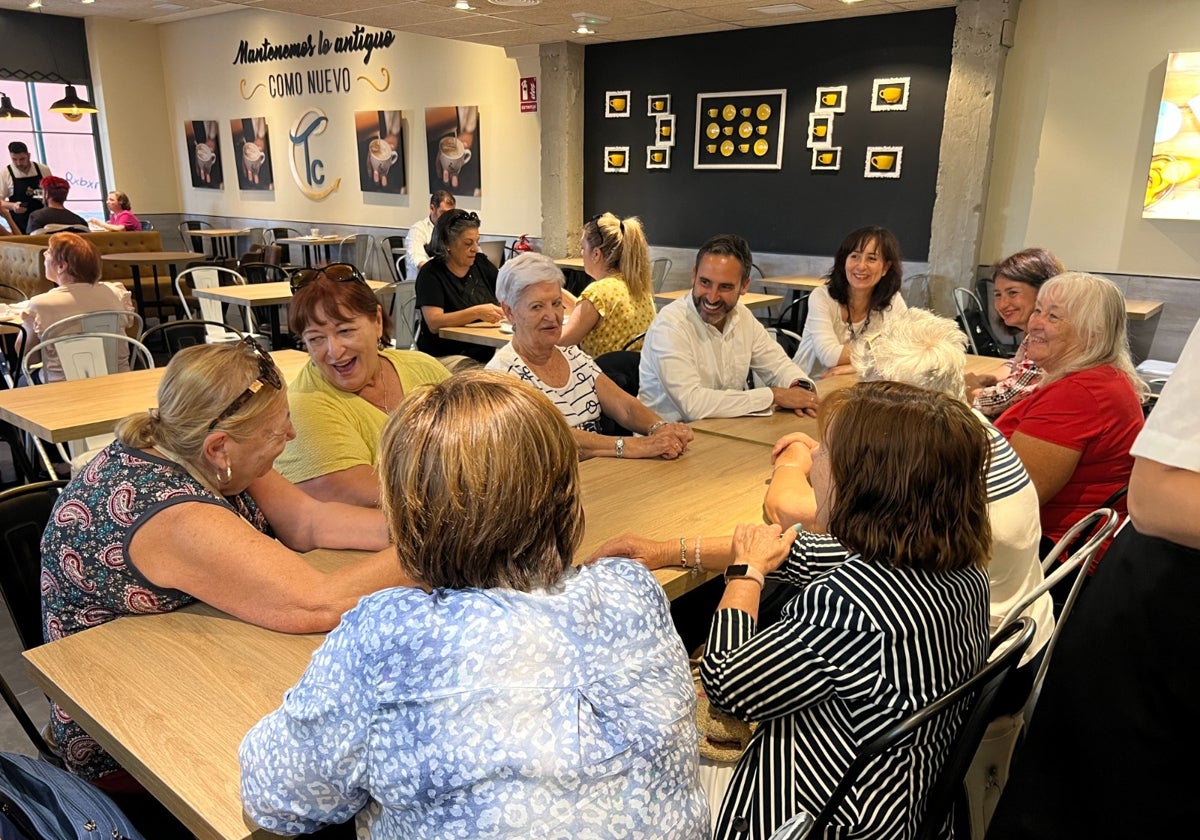 Dani Pérez y Rosa del Mar Rodríguez, reunidos esta mañana con vecinos y colectivos de Ciudad Jardín, tras lo que dieron un paseo por la barriada.