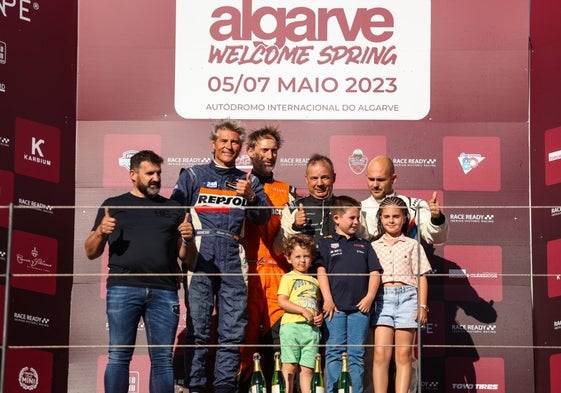 Álvaro Fontes, con el mono de Repsol, en el podio de la prueba.