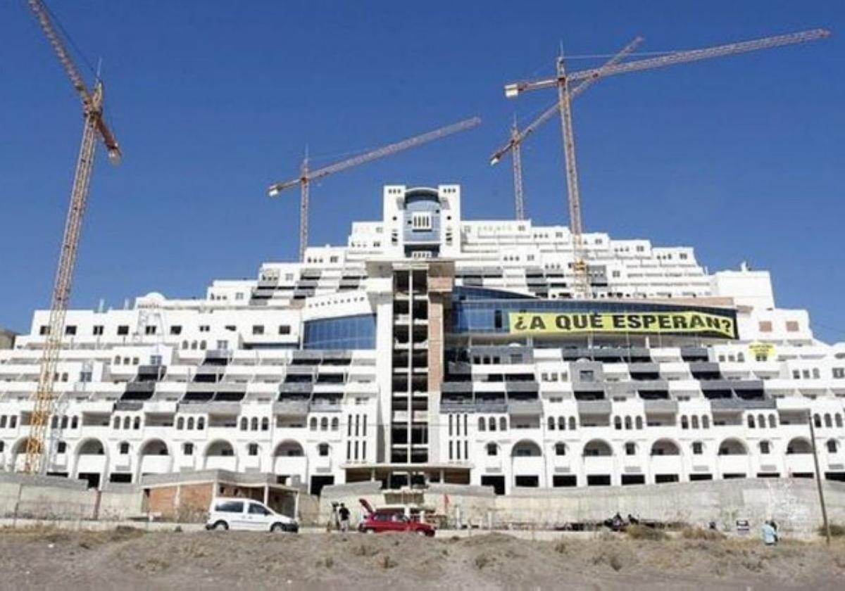 Imagen del hotel ilegal paralizado en la playa del Algarrobico.