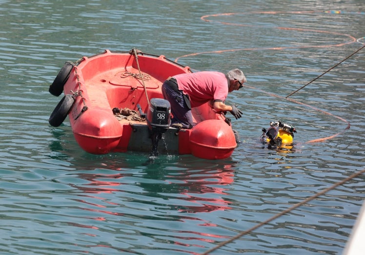 El buzo recibe instrucciones desde el barco auxiliar.