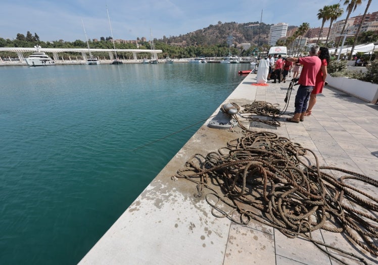 Expectación a pie de muelle por los trabajos de los buceadores.