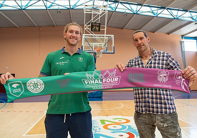 Dylan Osetkowski y Walter Herrmann sostienen una bufanda conmemorativa de la Final Four de Málaga.