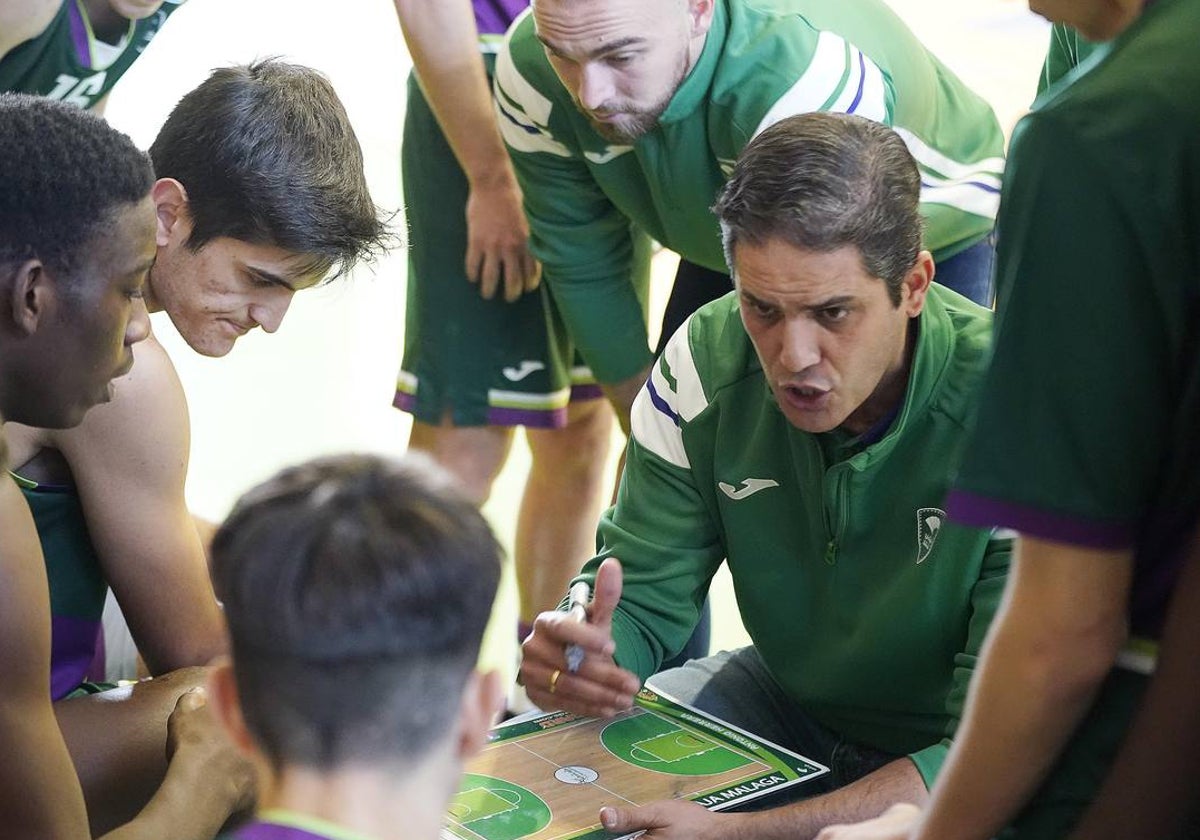 Antonio Herrera da instrucciones a sus jugadores en un tiempo muerto.