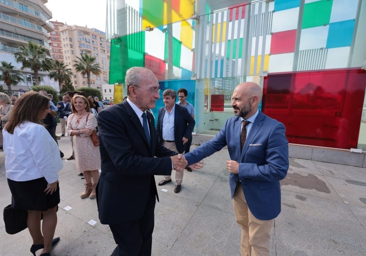 De la Torre saluda a Salas, a su llegada al acto.