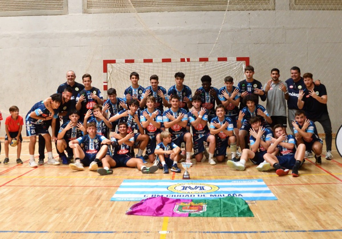 La plantilla del Trops Málaga juvenil, que celebraba su pase al Top 8.