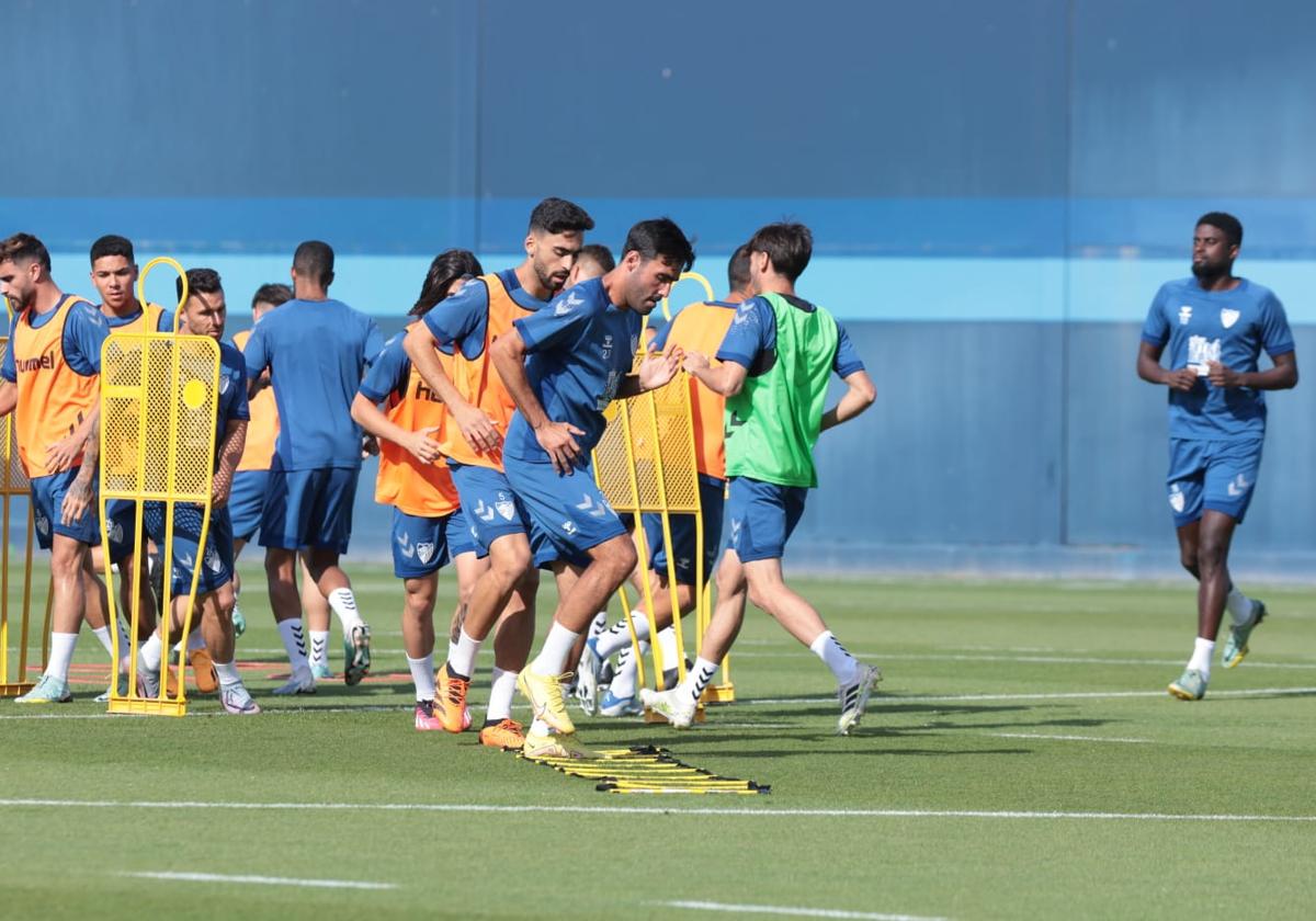 Jugadores del Málaga se ejercitan durante el entrenamiento de ayer en el Anexo de La Rosaleda.