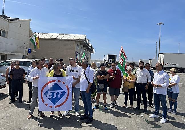 Una treintena de personas han participado en la concentración de protesta en Caleta de Vélez.