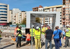 Operarios que han participado en la mañana de este martes en las pruebas de carga.