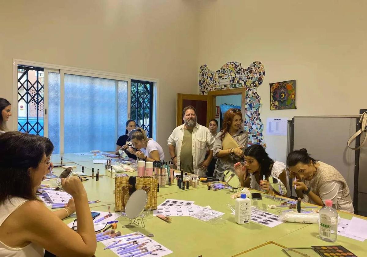 Manilva pone en marcha un nuevo curso de automaquillaje