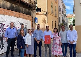 Dani Pérez, en el centro, con el cartel que anuncia la tasa Airbnb, junto a los candidatos socialistas en el entorno de la calle Lagunillas.