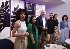 Nieves Rosales, Vanesa La India, Manuel López, Rafael Ramírez, Ana Pastrana y Nani Soriano, ayer, en el encuentro con artistas de la Bienal de Arte Flamenco.