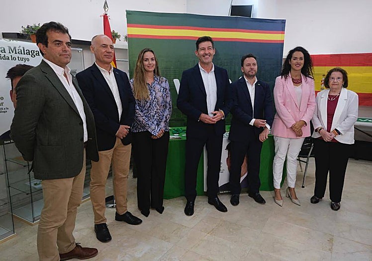 Imagen principal - Diferentes momentos del acto de esta tarde en la sede de Vox.