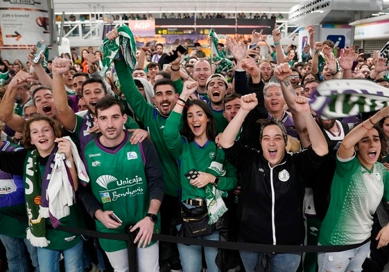 Aficionados del Unicaja en el aeropuerto de Málaga cuando el Unicaja ganó la Copa.