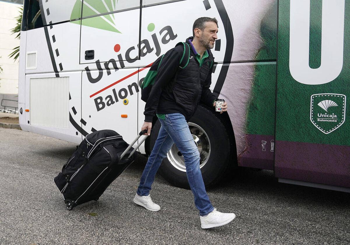 Ibon Navarro, junto al bus del Unicaja en un desplazamiento de esta temporada