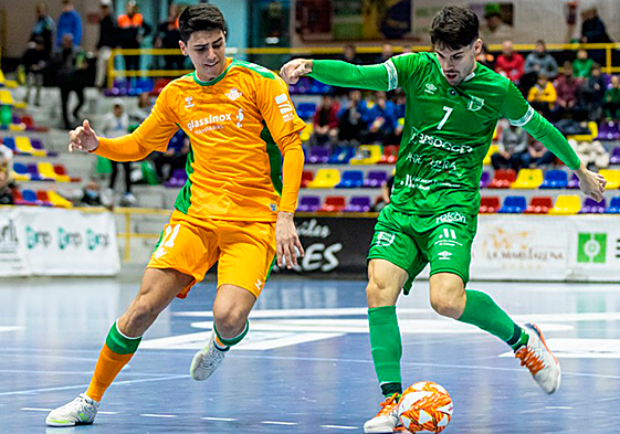 Una disputa entre Alvarito (derecha )y Raúl Jiménez, en el BeSoccer UMA-Betis de la primera vuelta liguera.