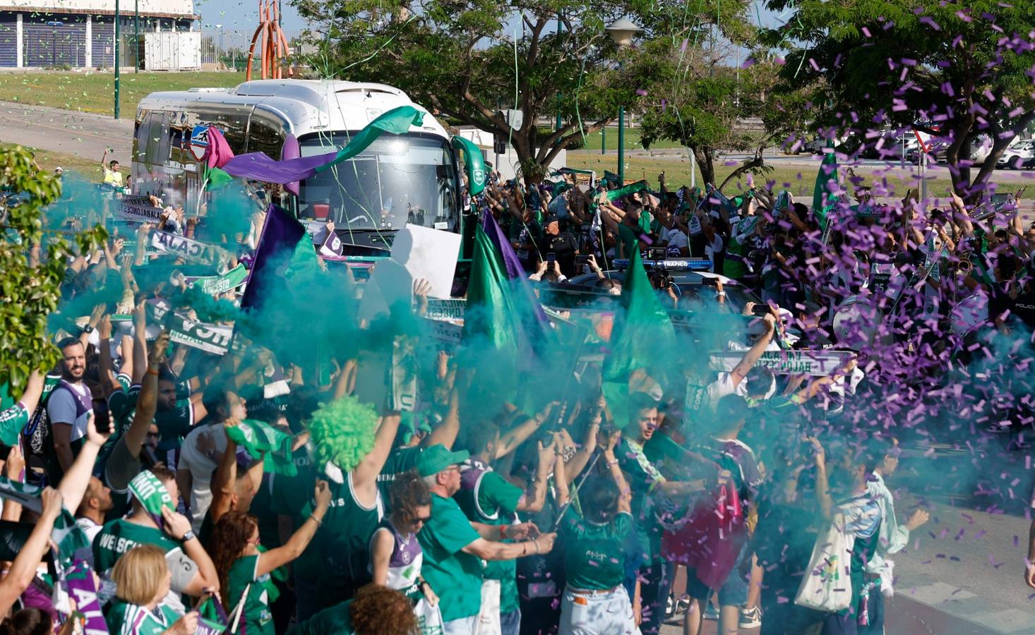 Espectacular recibimiento de la afición al Unicaja