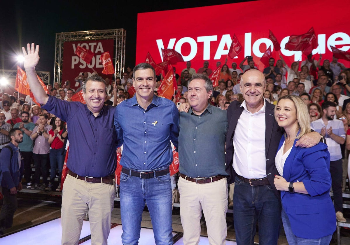 Juan Espadas, en el centro, junto a Pedro Sánchez y otros dirigentes socialistas.