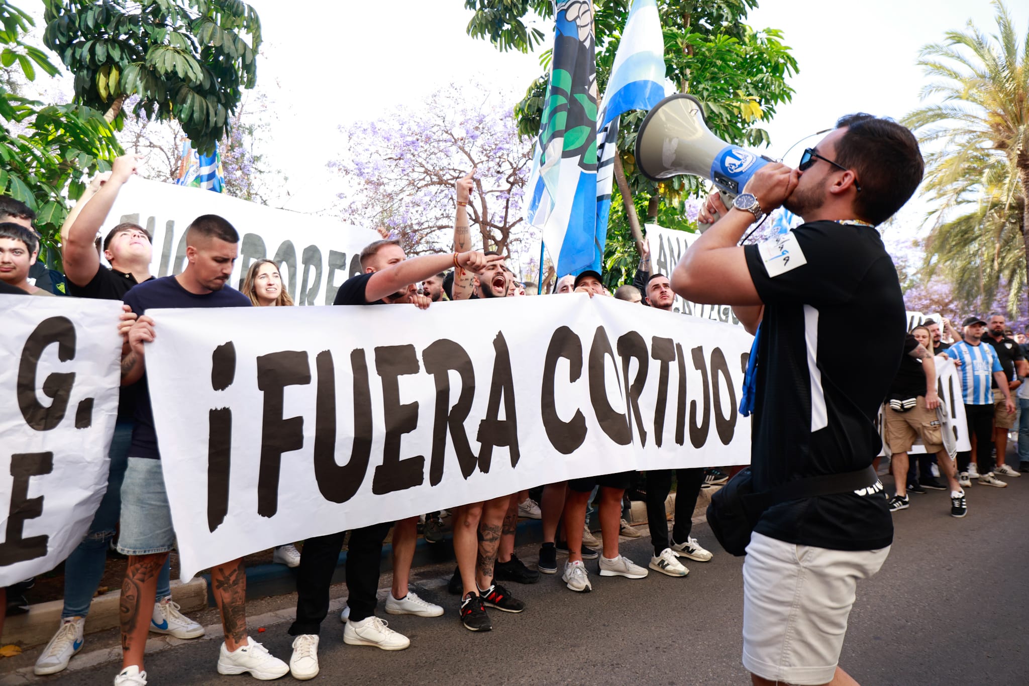 Protesta de la afición del Málaga contra jugadores y directiva